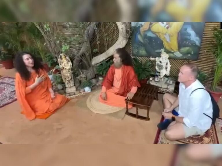 RCB Coach Andy Flower Meets Swami Chidanand Saraswati In Rishikesh After Team's Maiden IPL win
