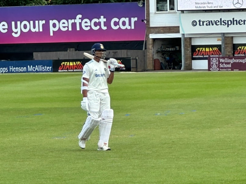 Yashasvi Jaiswal Refuses To Walk Back After Controversial LBW Call, Stares At Umpire
